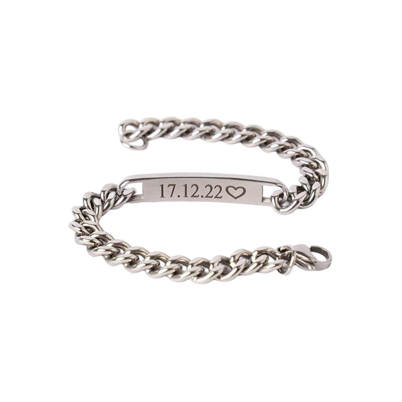 Bracelet gourmette en acier inoxydable argenté avec plaque gravée date et cœur, style épais et élégant.