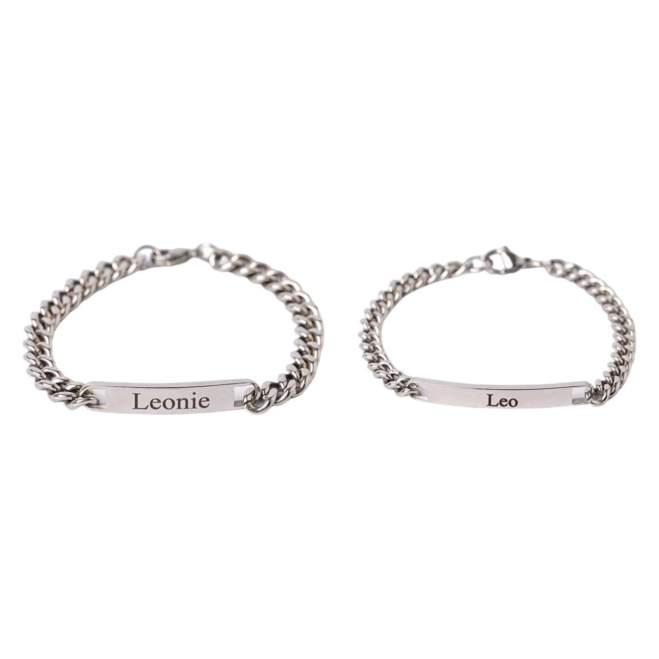 Paire de bracelets gourmette en acier inoxydable avec plaques gravées « Leonie » et « Leo ».