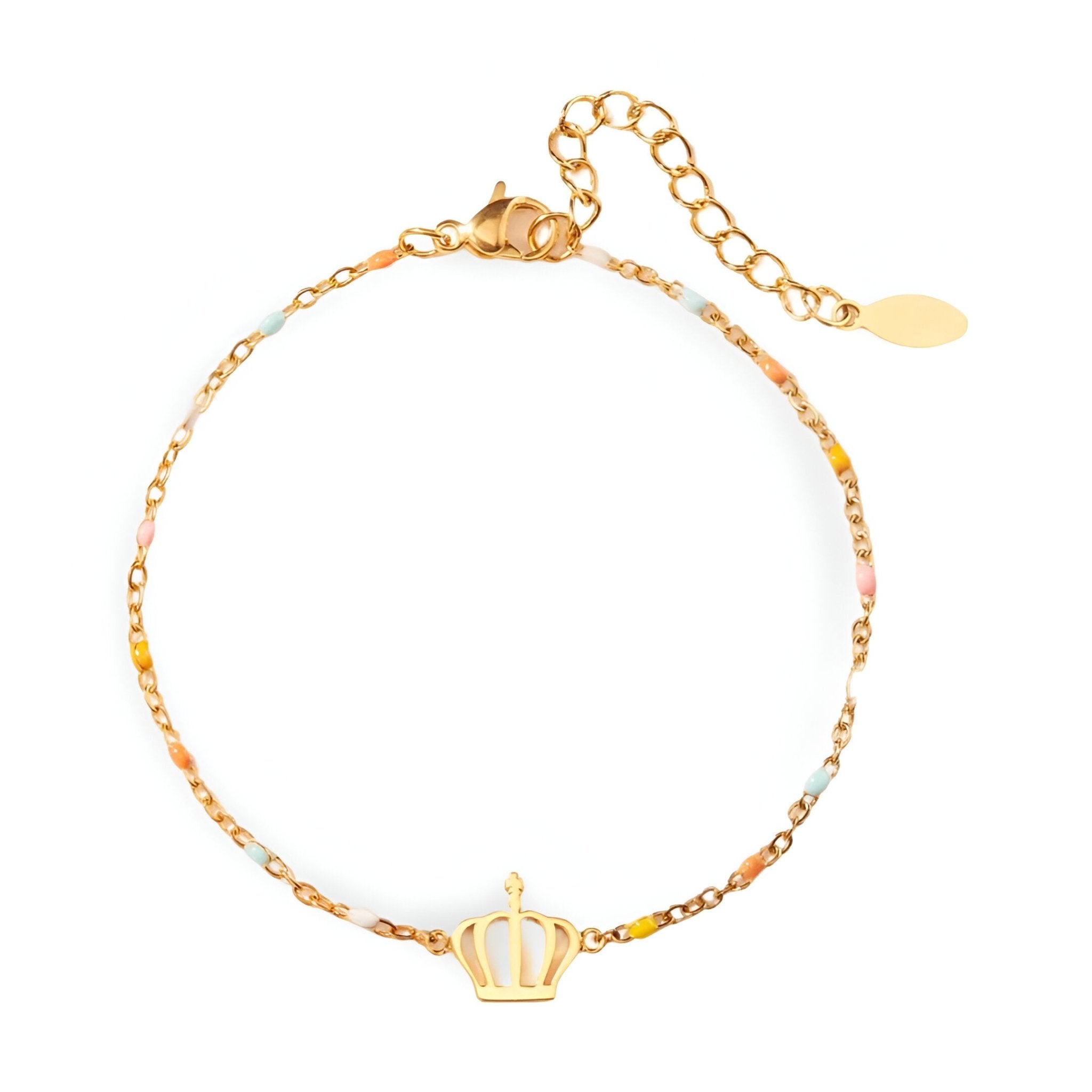 Bracelet fin en or avec pendentif couronne délicate et chaîne ajustable.