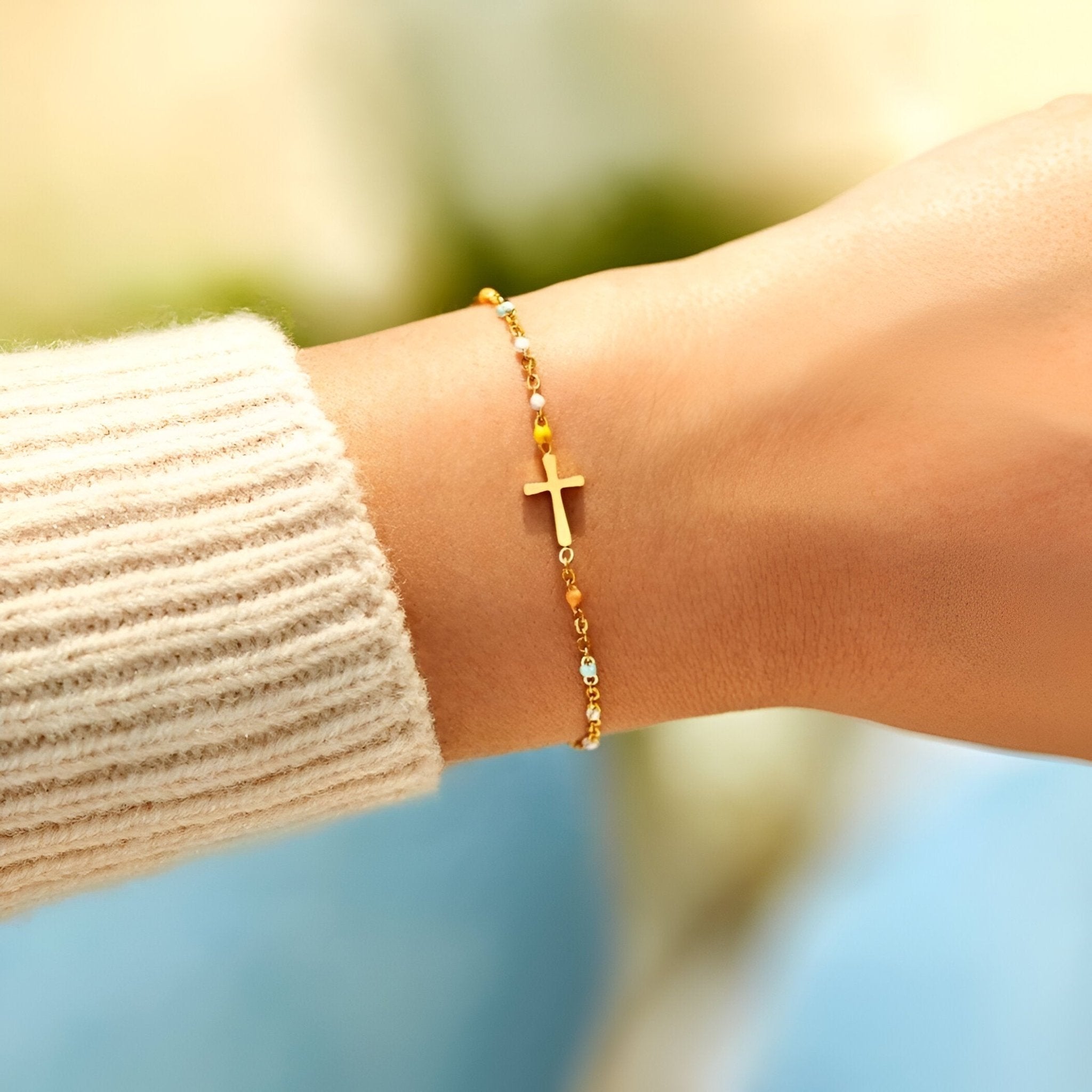 Bracelet fin en argent sterling doré avec petite croix chrétienne suspendue, pour femme.