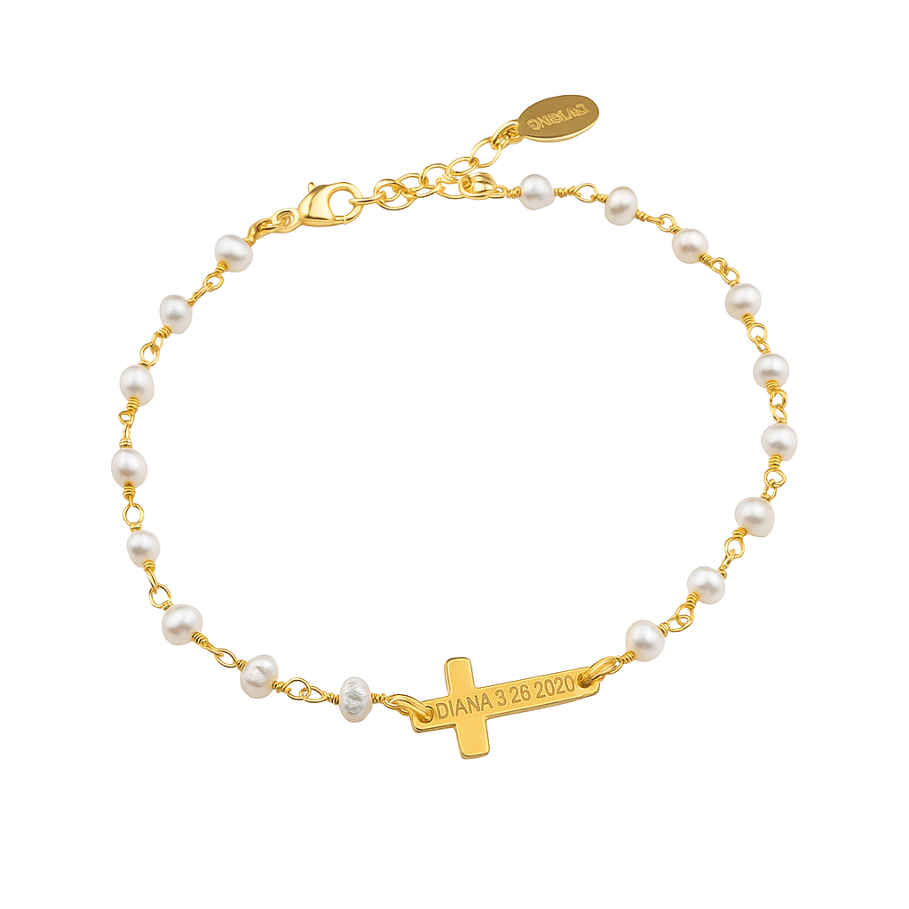 Bracelet fin en acier inoxydable doré avec perles d'eau douce blanches et croix personnalisée gravée.