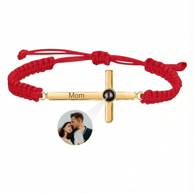 Bracelet coulissant à corde rouge avec croix dorée gravée "Mom" et pendentif photo rond au centre.