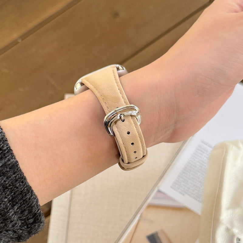 Bracelet en cuir beige clair pour Apple Watch avec boucle argentée ajustable, style épuré et confortable.