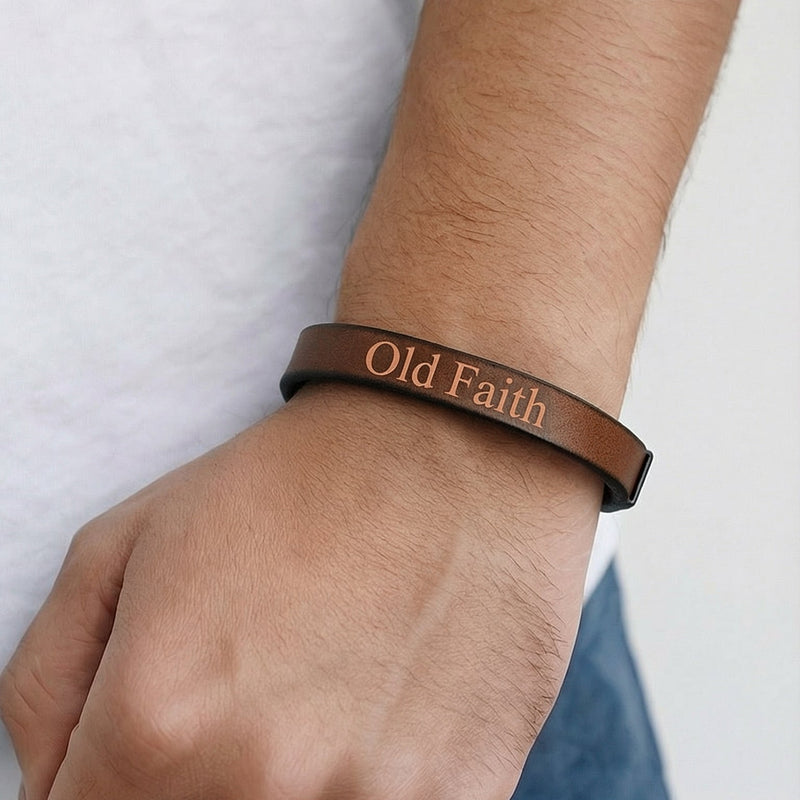 Bracelet en cuir marron avec gravure "Old Faith" en lettres dorées, fermoir noir aimanté, modèle Mestin.