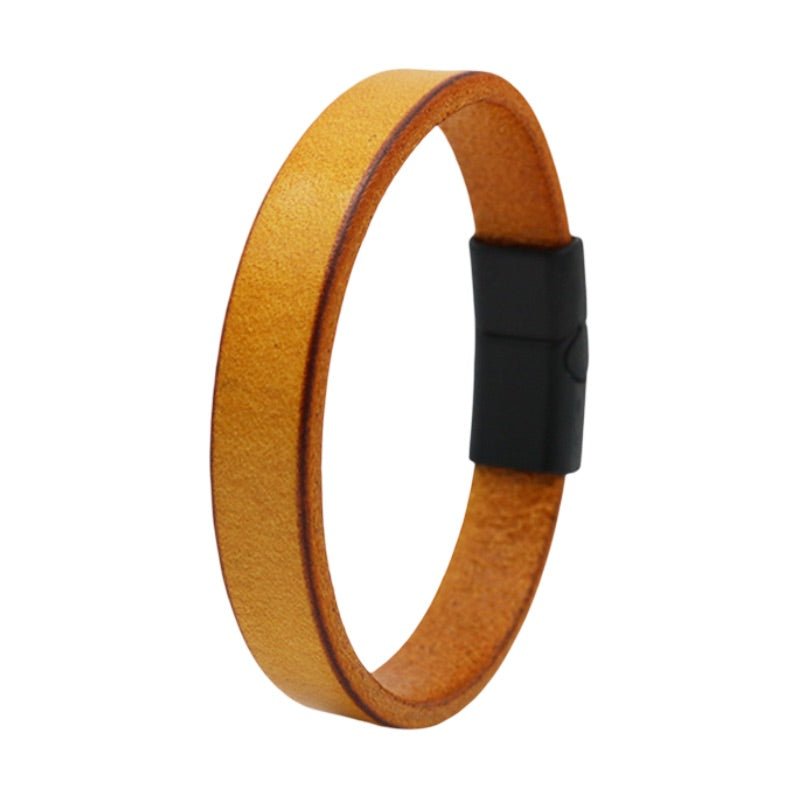Bracelet homme en cuir marron clair à fermeture aimantée noire, design épuré et moderne.