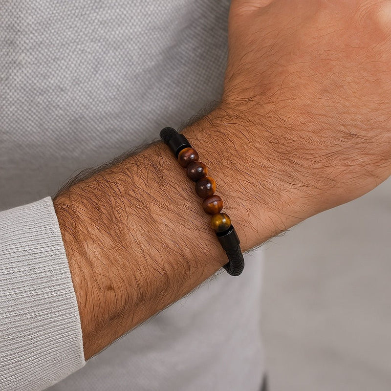 Bracelet en cuir noir tressé avec perles en œil de tigre et onyx, fermoir magnétique doré, style masculin élégant.