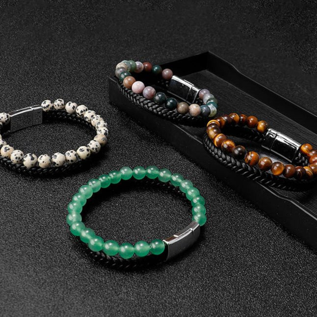 Bracelet Ancourt en cuir tressé noir avec perles naturelles multicolores et fermoir magnétique en acier inoxydable.
