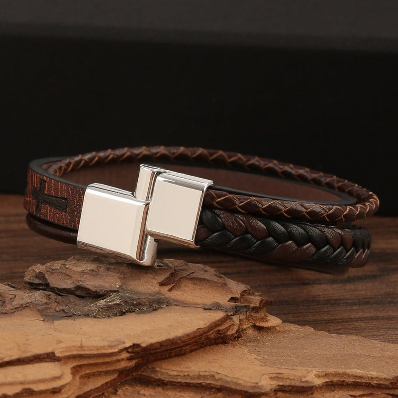 Bracelet cuir tressé multi rangs avec croix, fermoir magnétique acier, style masculin affirmé, modèle Yadère