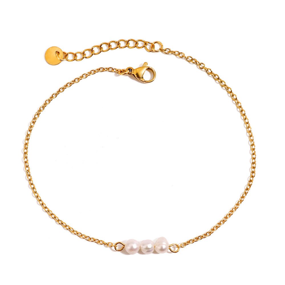 Bracelet de cheville double rang en acier inoxydable doré avec perles d'eau douce blanches.