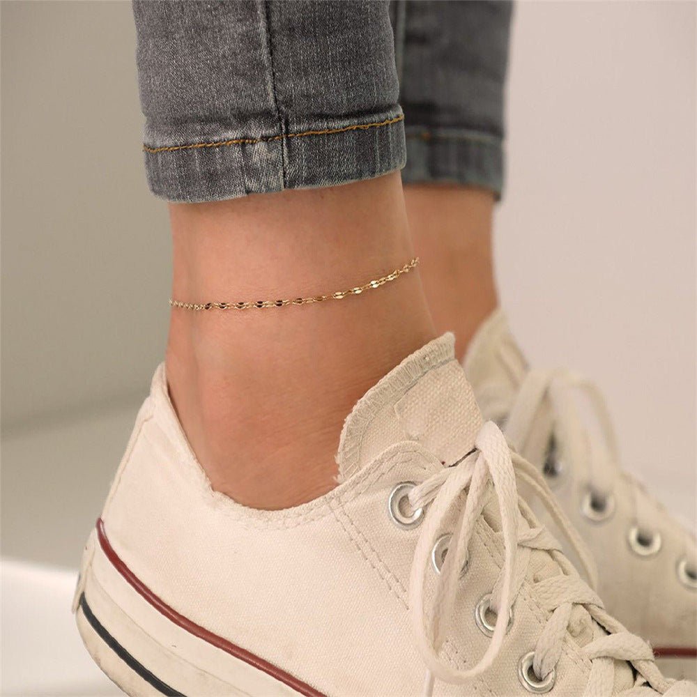 Bracelet de cheville en acier inoxydable or fin, maille grain de café fine et élégante.