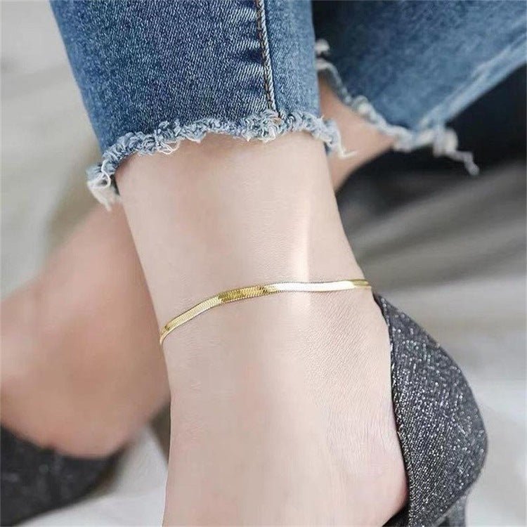 Bracelet de cheville en acier inoxydable or, maille serpent lisse, style minimaliste féminin.