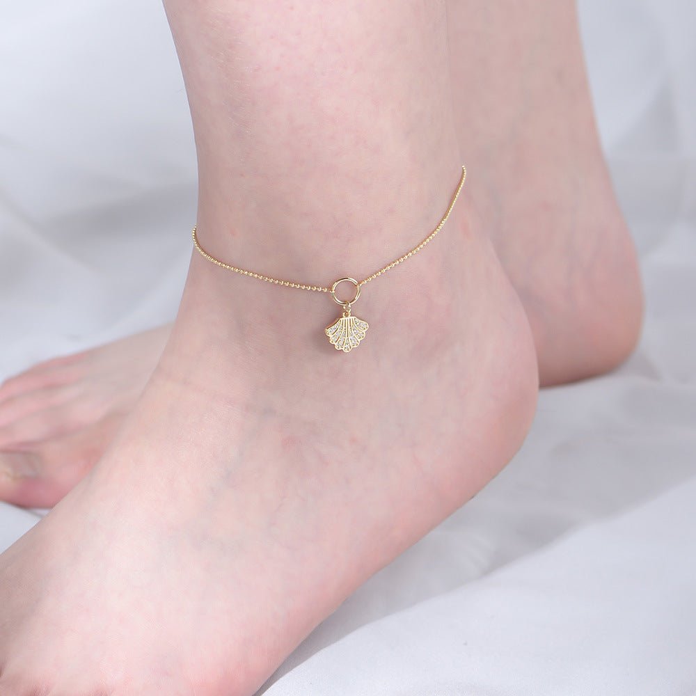 Bracelet de cheville en argent sterling doré avec pendentif coquillage délicat.