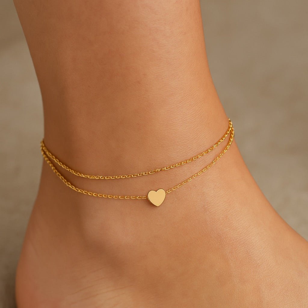 Bracelet de cheville double chaîne en or avec pendentif cœur lisse en argent sterling.