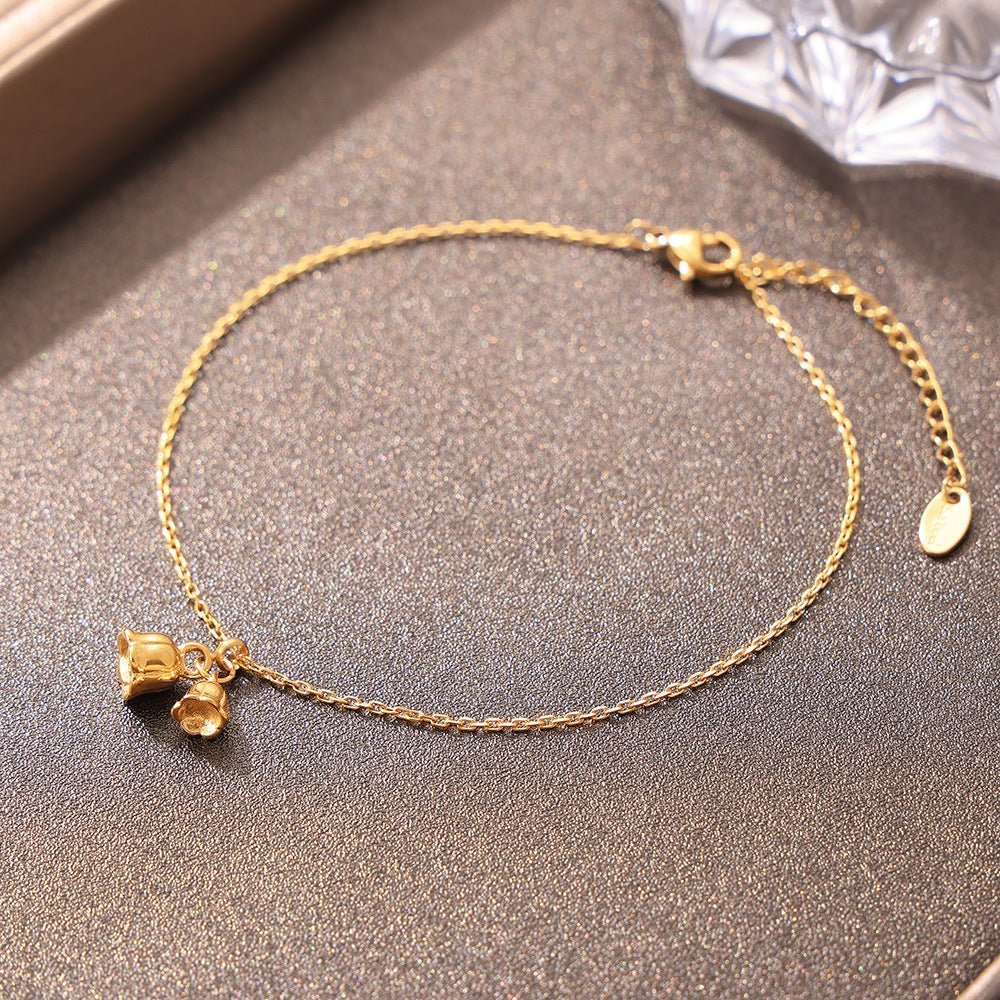 Bracelet de cheville en titane doré avec pendentifs cloches fines et chaîne réglable.