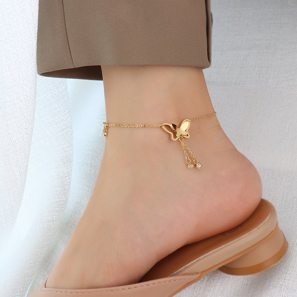 Bracelet de cheville en titane doré avec pendentif papillon délicat et chaîne fine, style élégant pour femme.