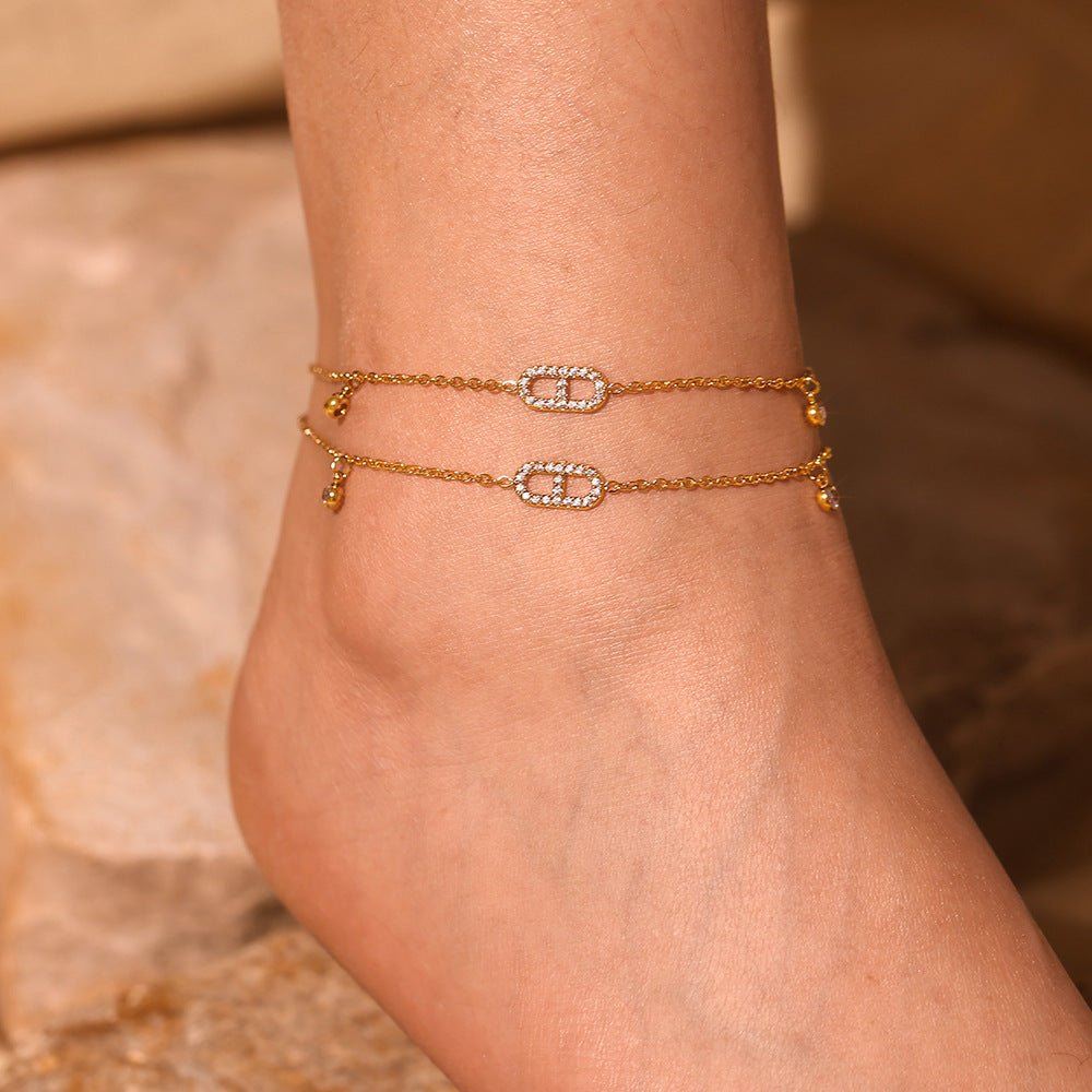 Bracelet de cheville double chaîne en titane doré avec zirconiums brillants modèle Valiane.