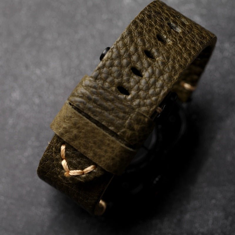 Βραχιόλι Apple Watch από γνήσιο δέρμα με υφή, σε απόχρωση ελιάς, με ατσάλινη αγκράφα, μοντέλο Gustave