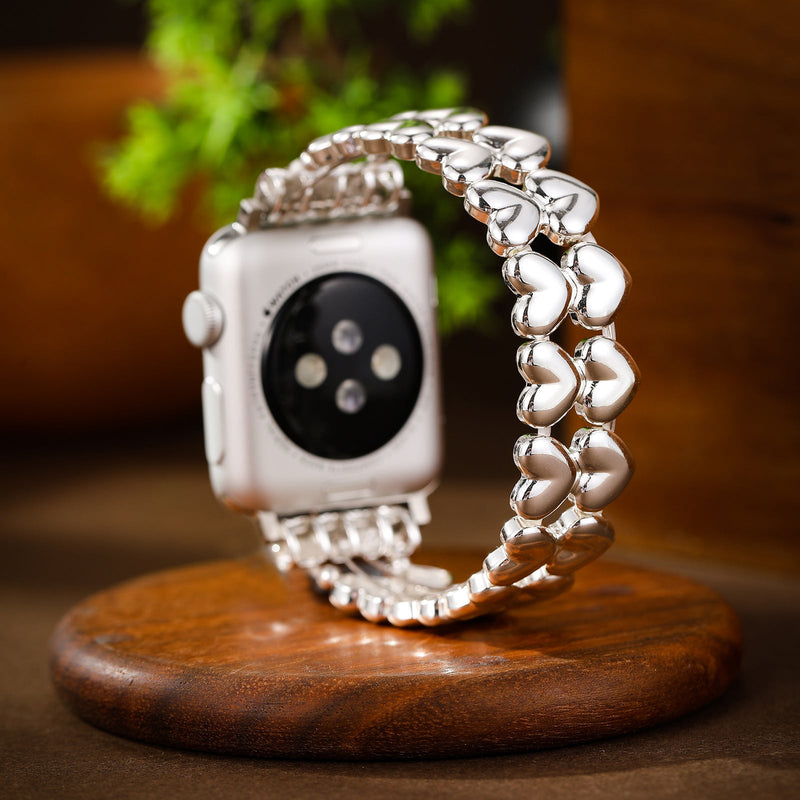 Bracelet pour Apple Watch en métal argenté à motif de cœurs ajustable.