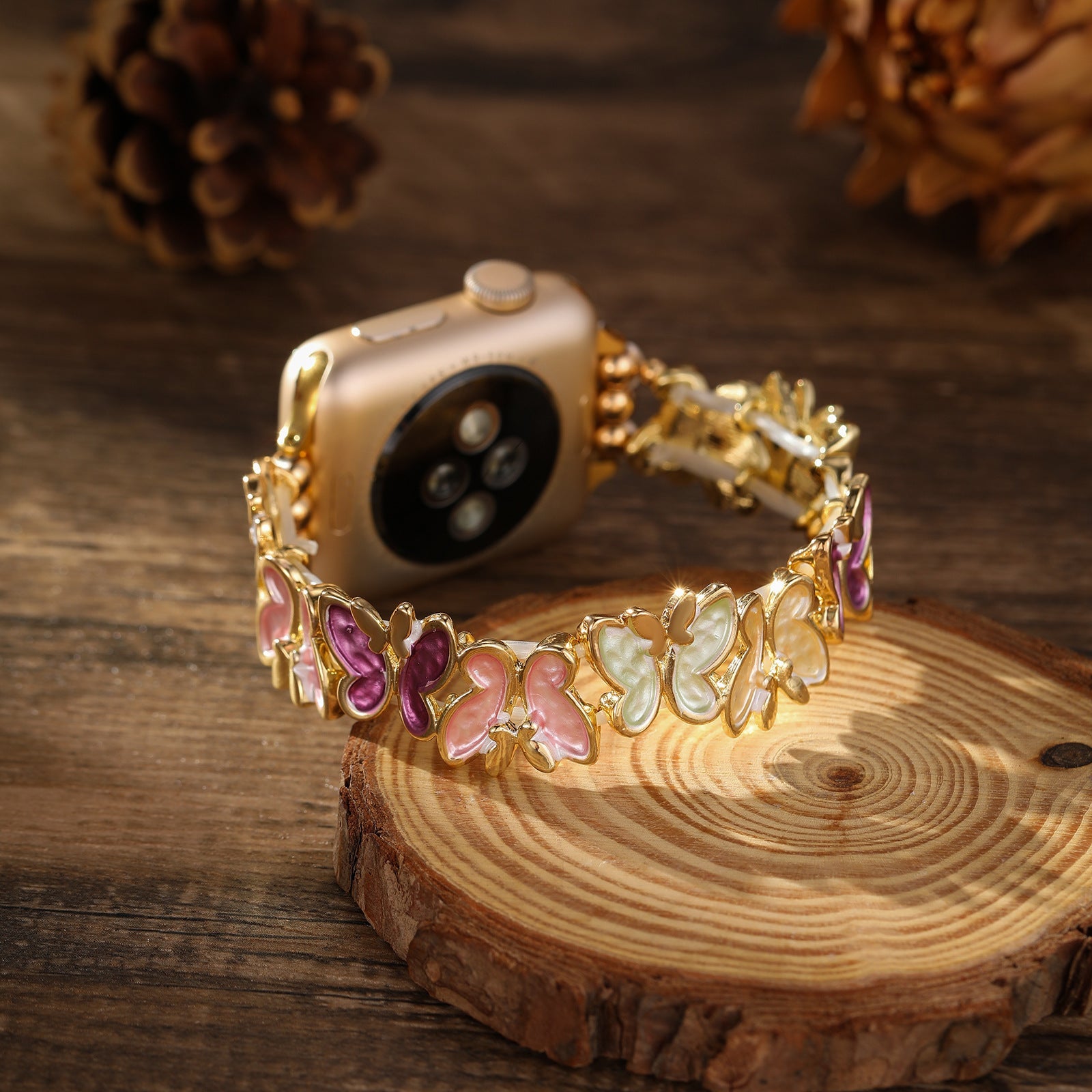 Bracelet Apple Watch en métal doré à motifs papillons multicolores délicats pour femme.