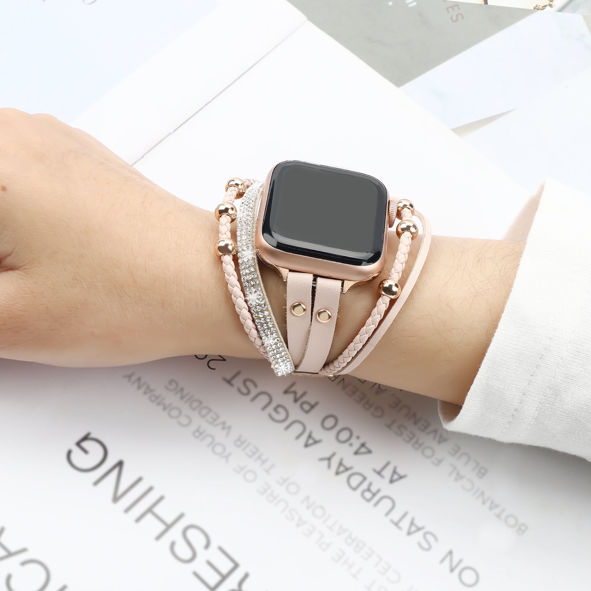 Bracelet Apple Watch rose clair à strass multi-rangs pour femme, modèle élégant Mélona.