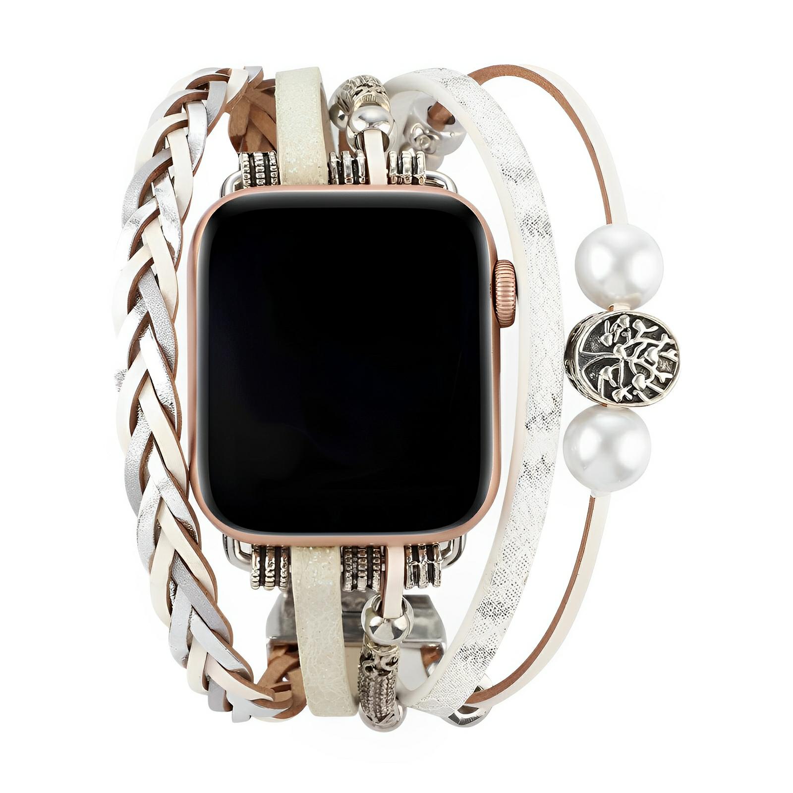 Bracelet Apple Watch blanc avec multiple brides en cuir et breloques, arbre de vie et perles décoratives.