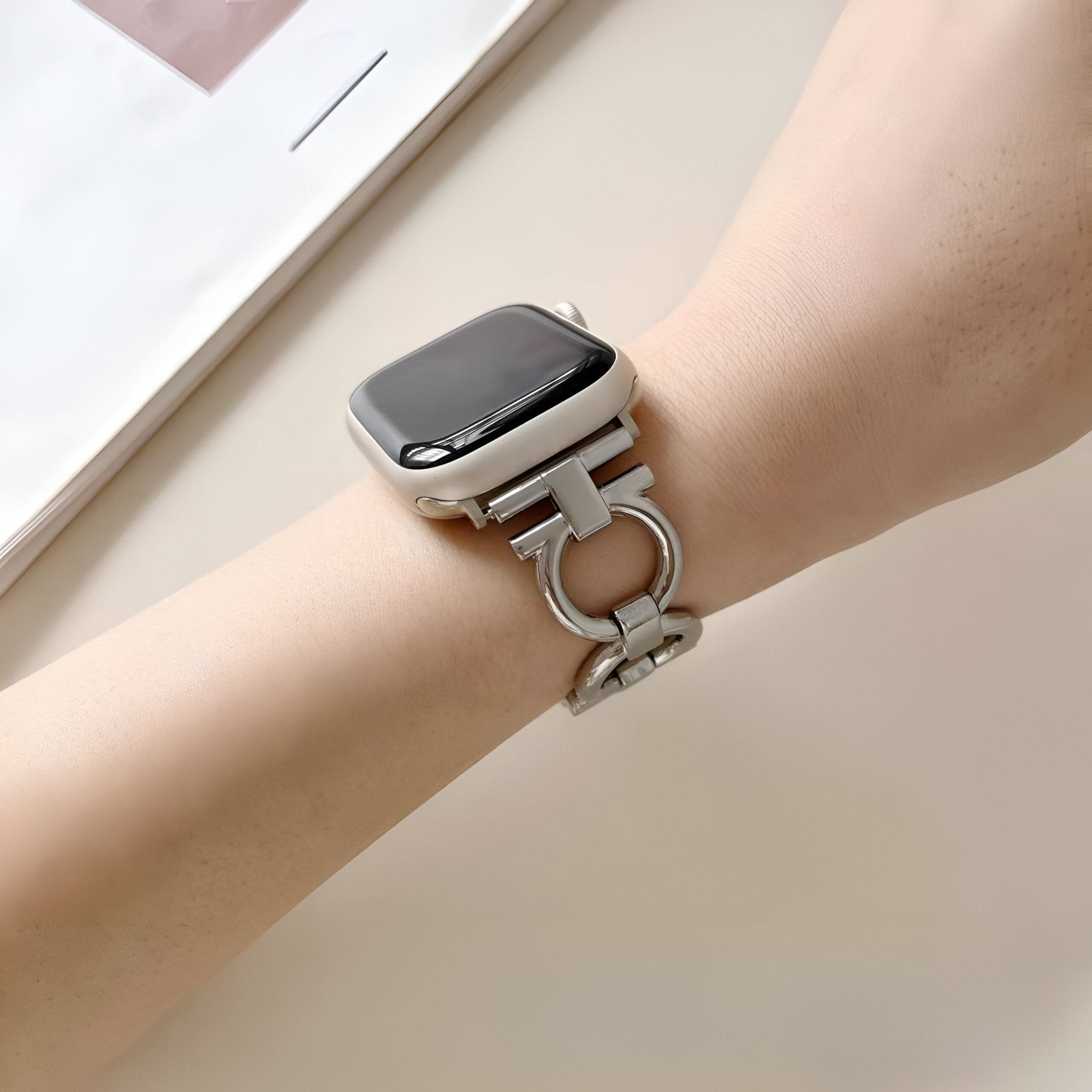 Bracelet Apple Watch en métal argenté à maillons circulaires pour femme, style élégant et moderne.