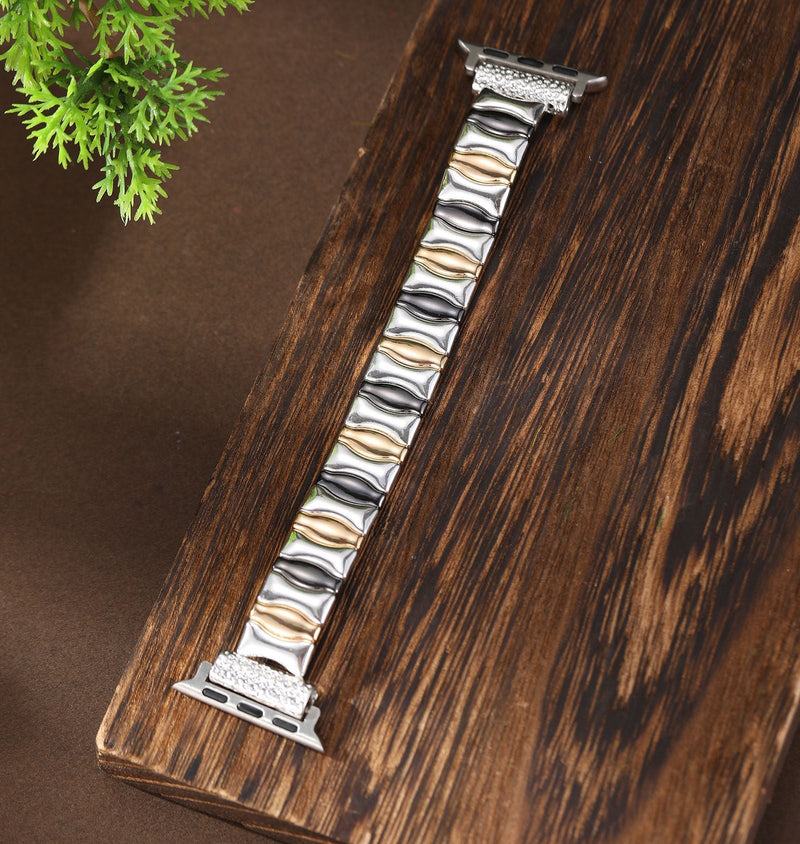 Bracelet métallique argenté pour Apple Watch avec maillons ondulés et finitions polies.
