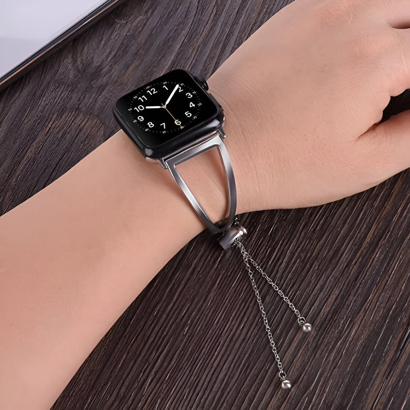 Bracelet Apple Watch femme en acier inoxydable argent, design ajouré et fermoir coulissant ajustable.