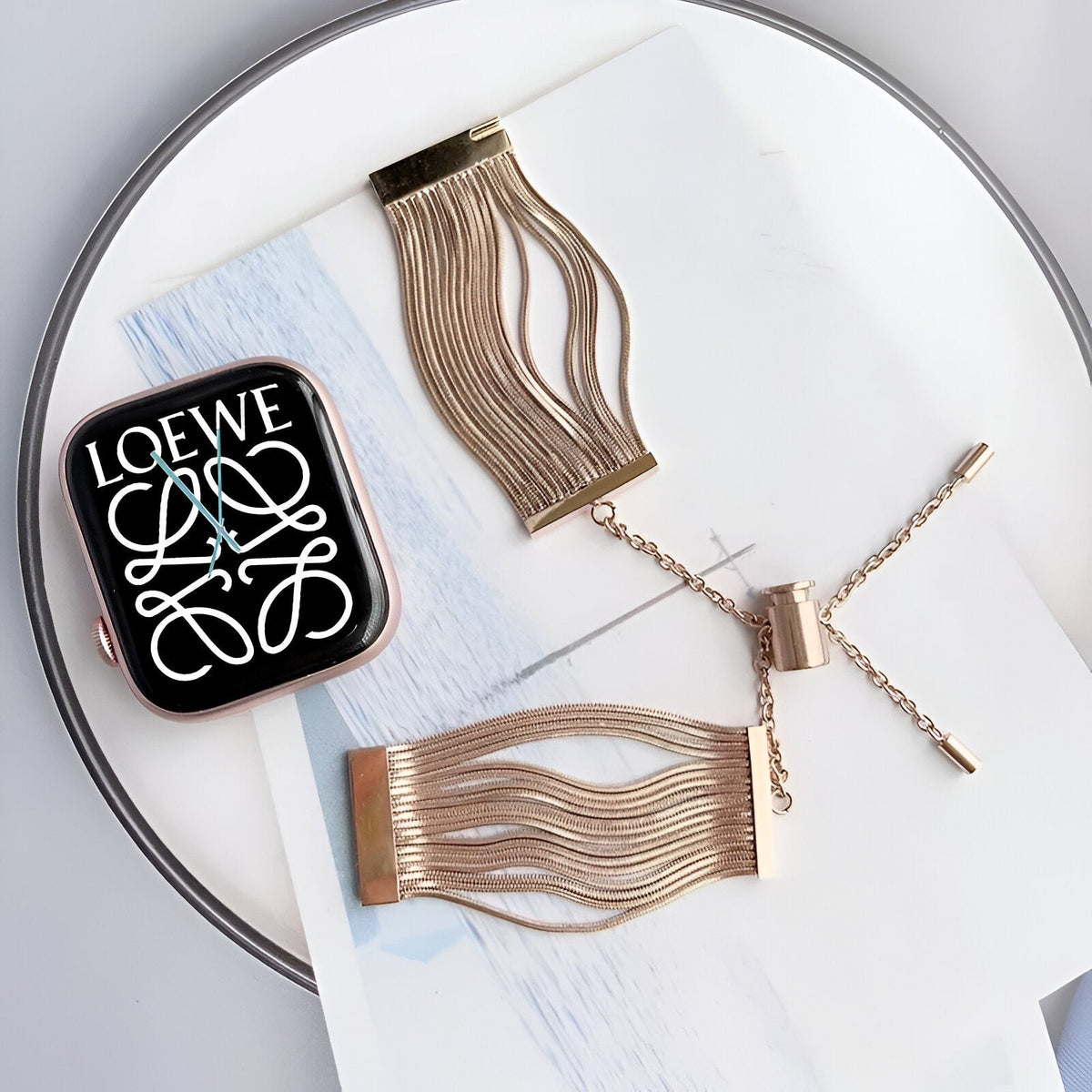 Bracelet Apple Watch or rosé en acier inoxydable avec lanières fines élégantes, pour femme, finition polie.