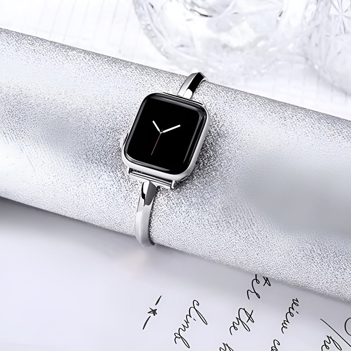 Bracelet Apple Watch Minoa en acier inoxydable argenté, style élégant et minimaliste, taille 38-42 mm.