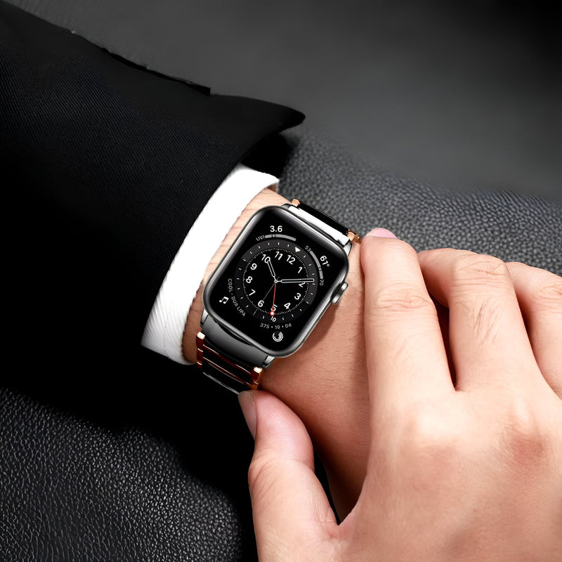 Bracelet Apple Watch en acier inoxydable noir et argent porté sur poignet masculin avec costume noir.