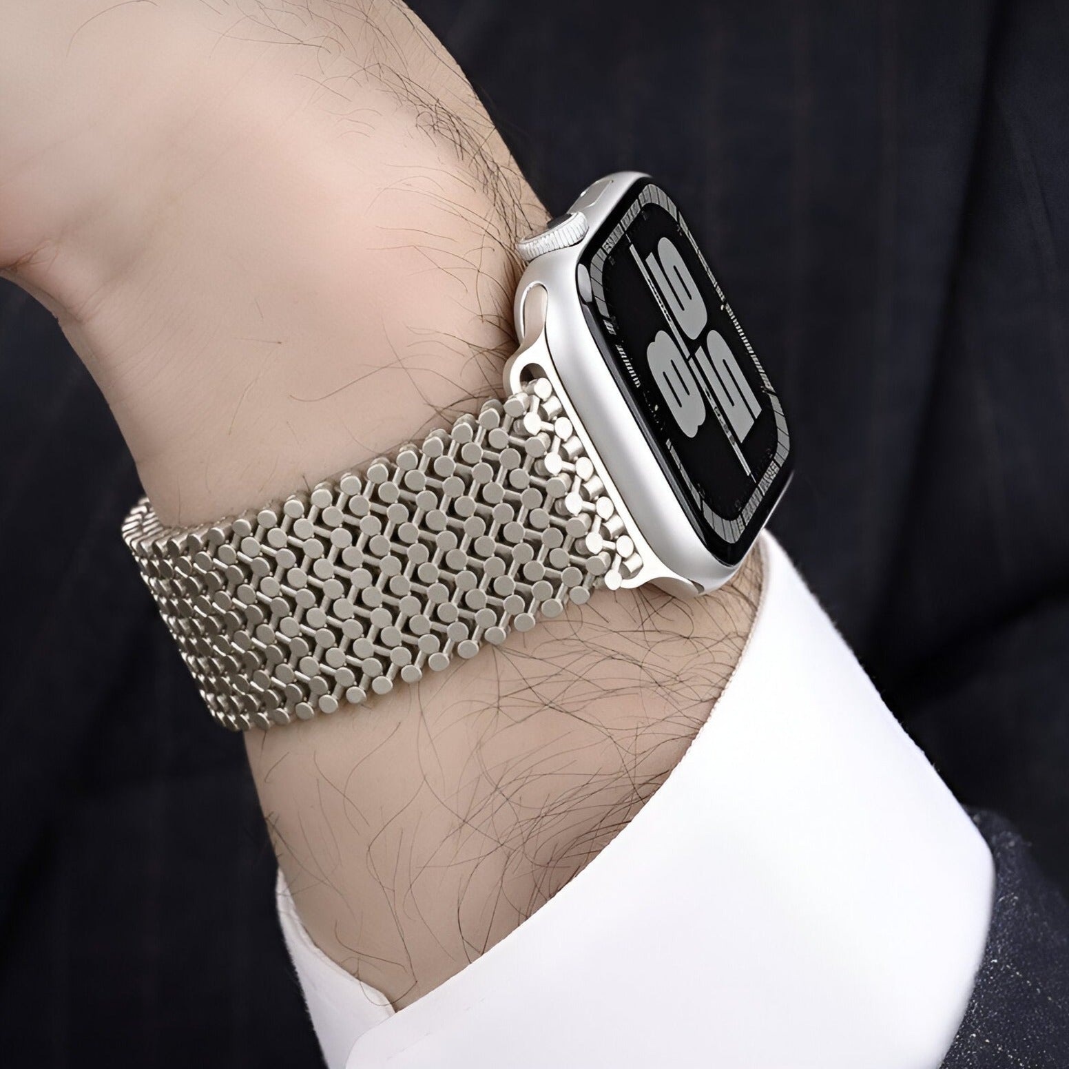 Bracelet Apple Watch en acier inoxydable gris clair tressé, style masculin moderne.