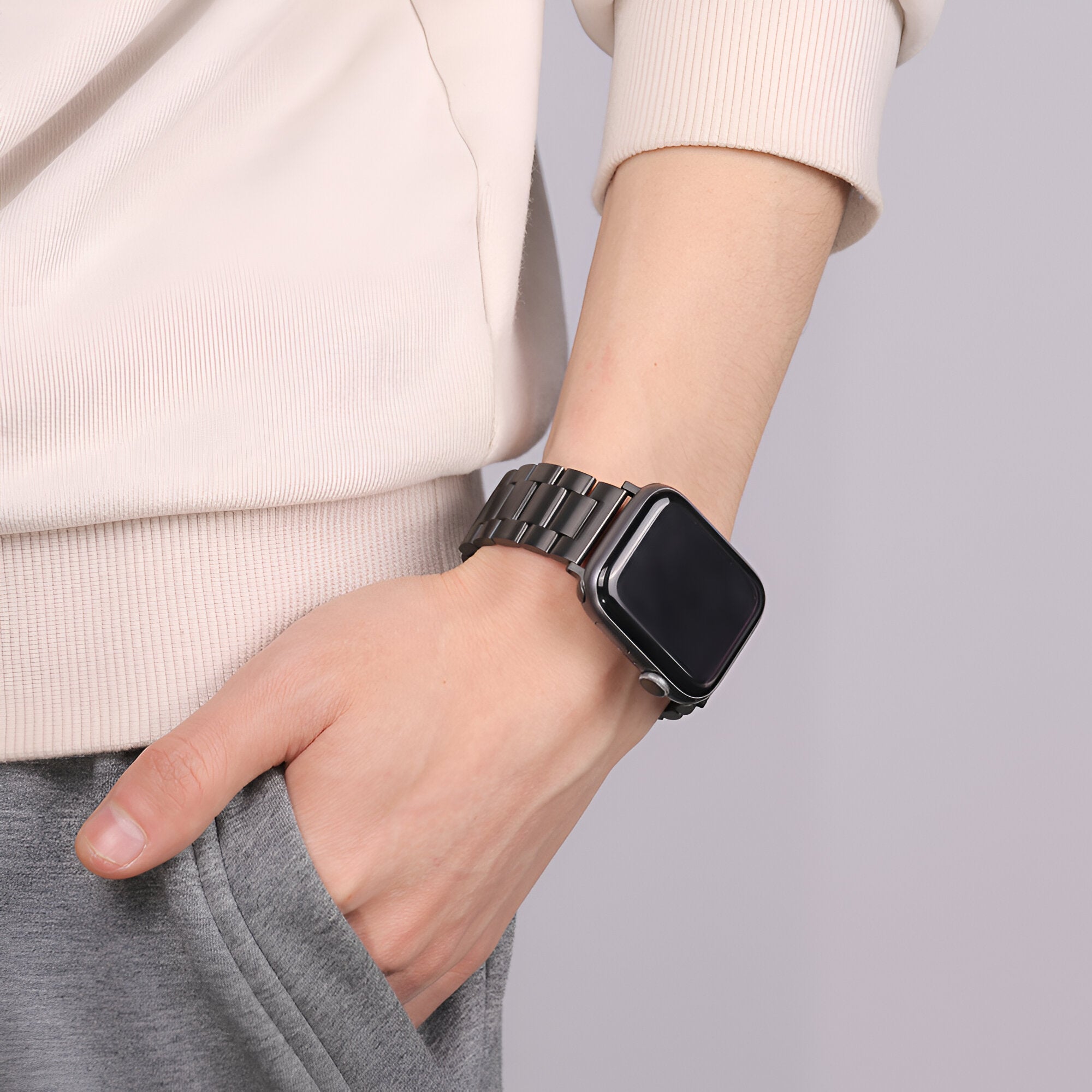 Bracelet Apple Watch homme en acier inoxydable noir, modèle Kino, style maillons larges.