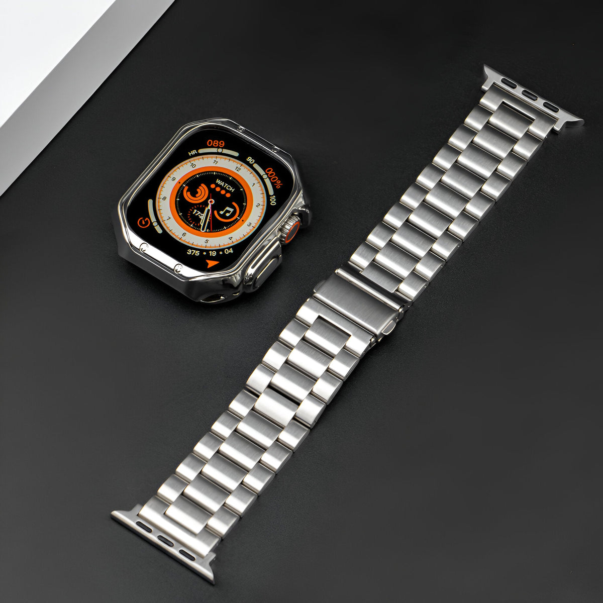 Bracelet Apple Watch en acier inoxydable argenté avec maillons larges pour homme.