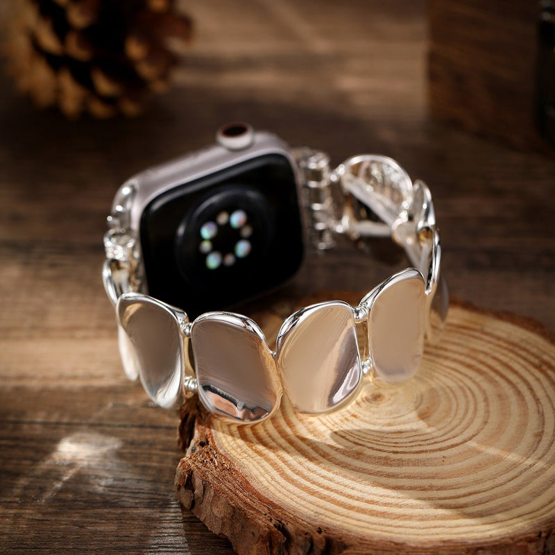 Bracelet Apple Watch femme en alliage métallique argenté avec maillons larges polis.