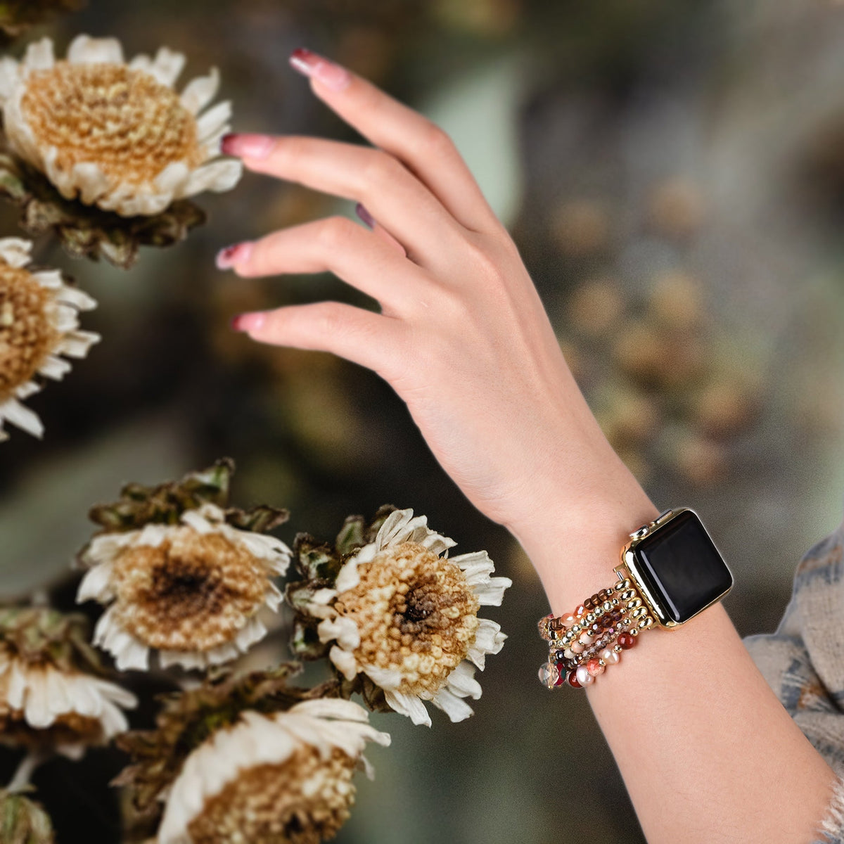 Bracelet Apple Watch femme en cristal et bois multicolore, modèle Elix, porté au poignet.