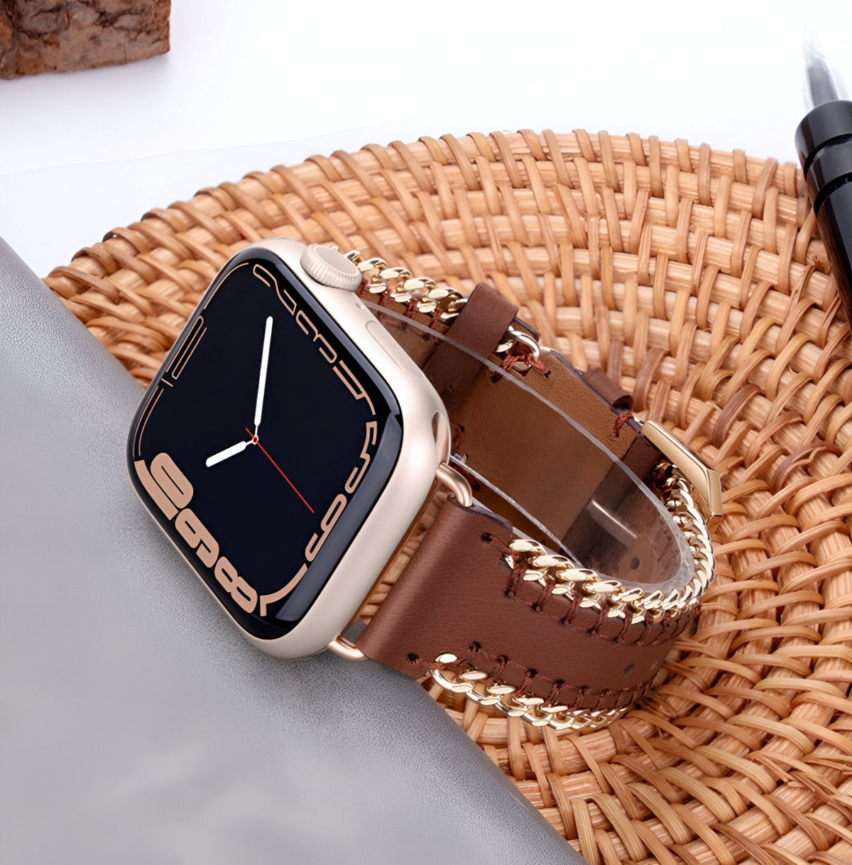 Bracelet Apple Watch en cuir marron avec chaîne dorée et boucle assortie, style Zéyou.