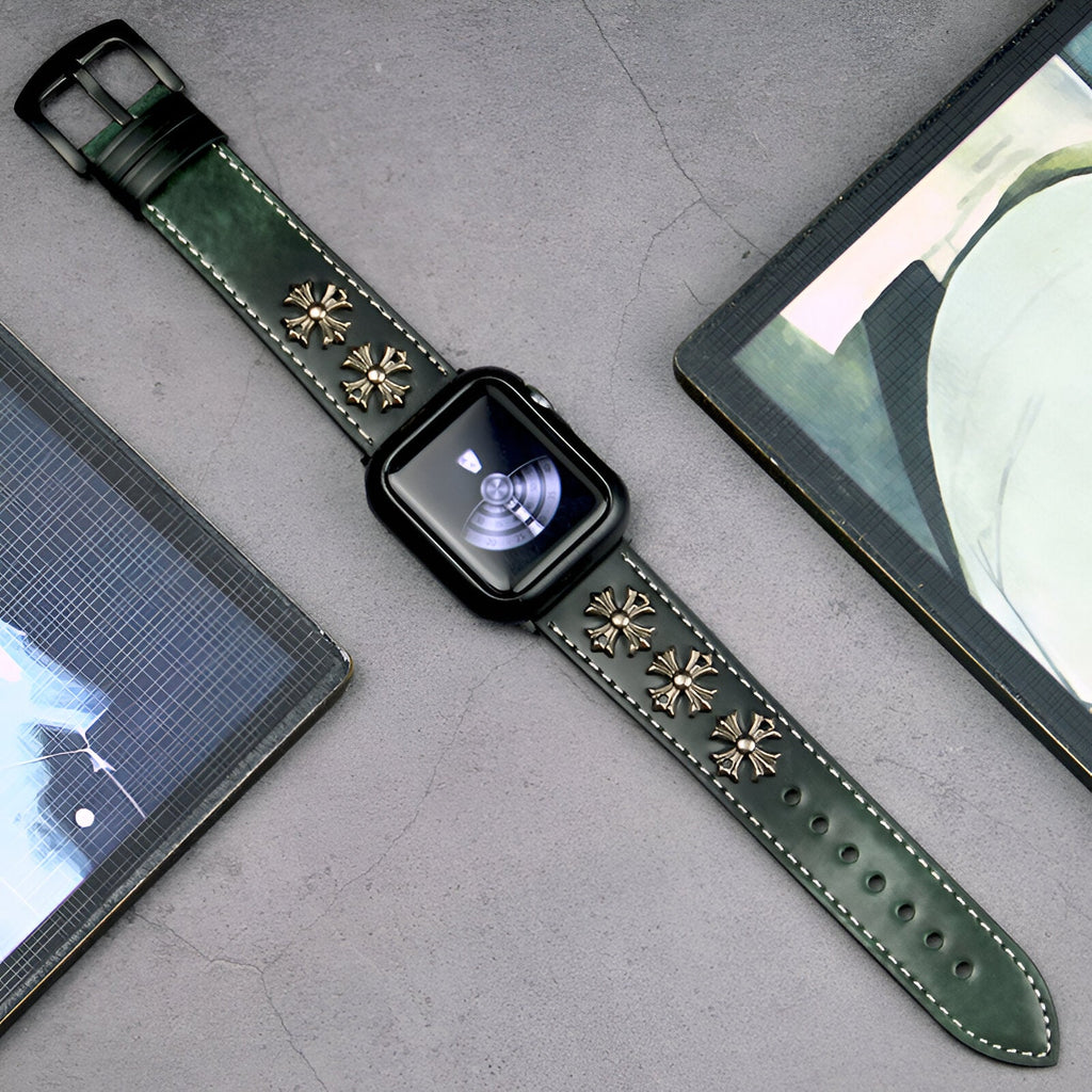 Bracelet Apple Watch en cuir kaki avec rivets décoratifs effet croix, boucle noire mate.