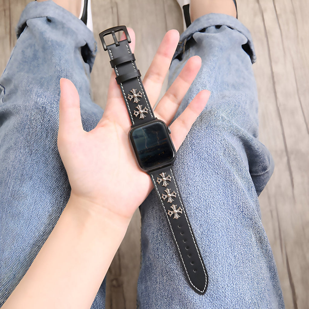 Bracelet Apple Watch en cuir noir avec rivets décoratifs argentés, couture blanche visible, boucle classique noire.
