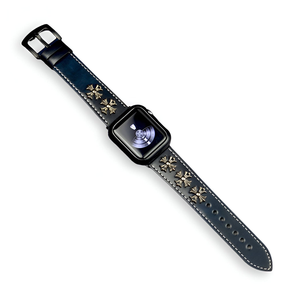 Bracelet Apple Watch en cuir bleu avec rivets métalliques dorés et coutures contrastantes blanches.