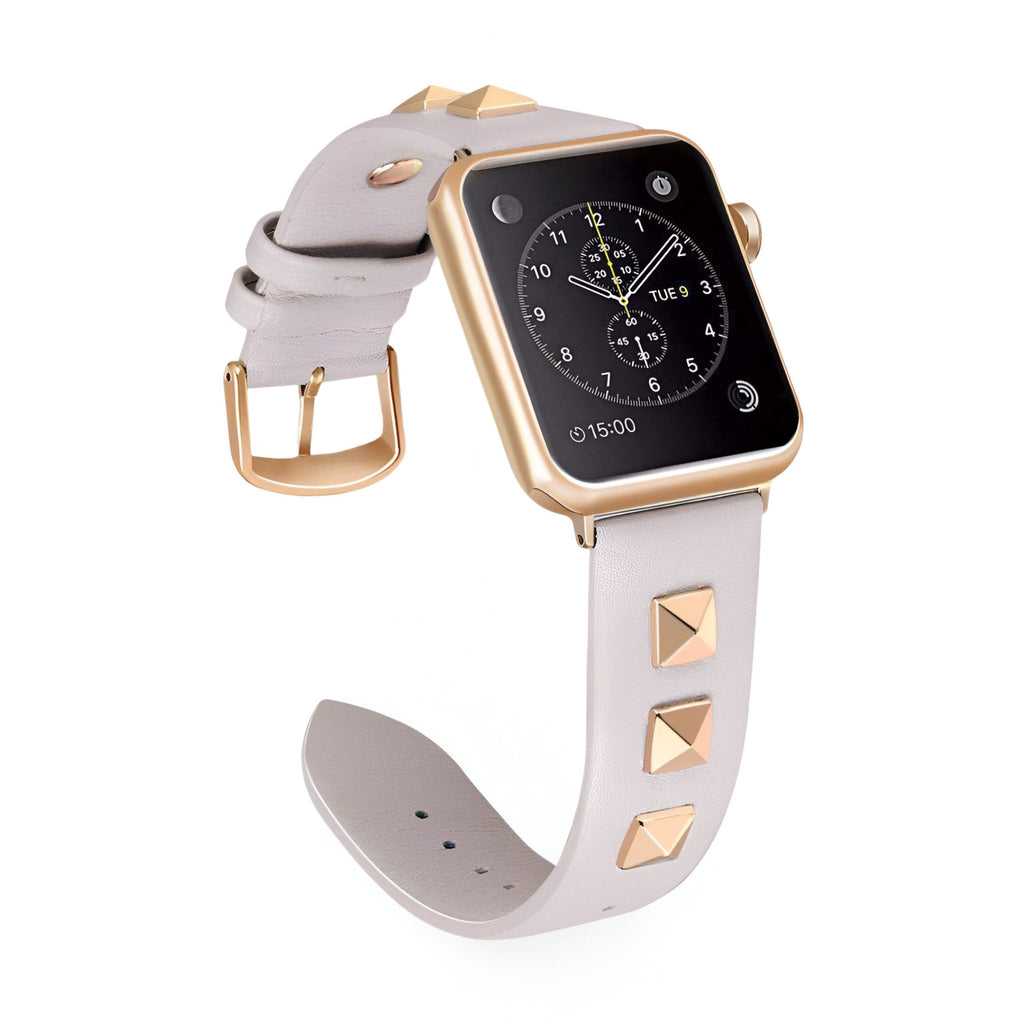 Bracelet Apple Watch en cuir gris clair avec rivets carrés dorés et boucle dorée.