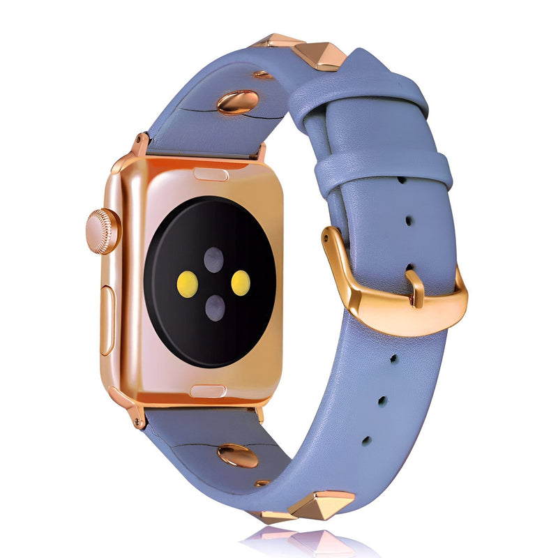 Bracelet Apple Watch femme en cuir bleu clair avec rivets dorés et boucle dorée.