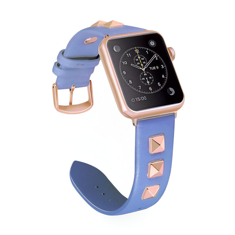 Bracelet en cuir bleu royal pour Apple Watch avec rivets carrés dorés et boucle assortie.