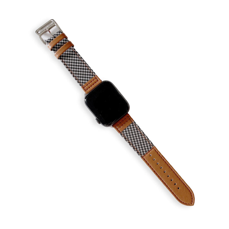 Bracelet Apple Watch en cuir marron clair et tissu denim à motif pied-de-poule noir et blanc.