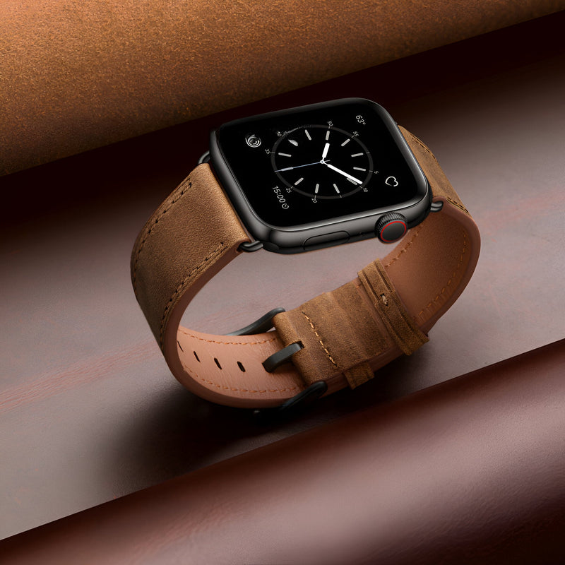 Bracelet Apple Watch en cuir cognac, boucle noire, style classique et élégant.
