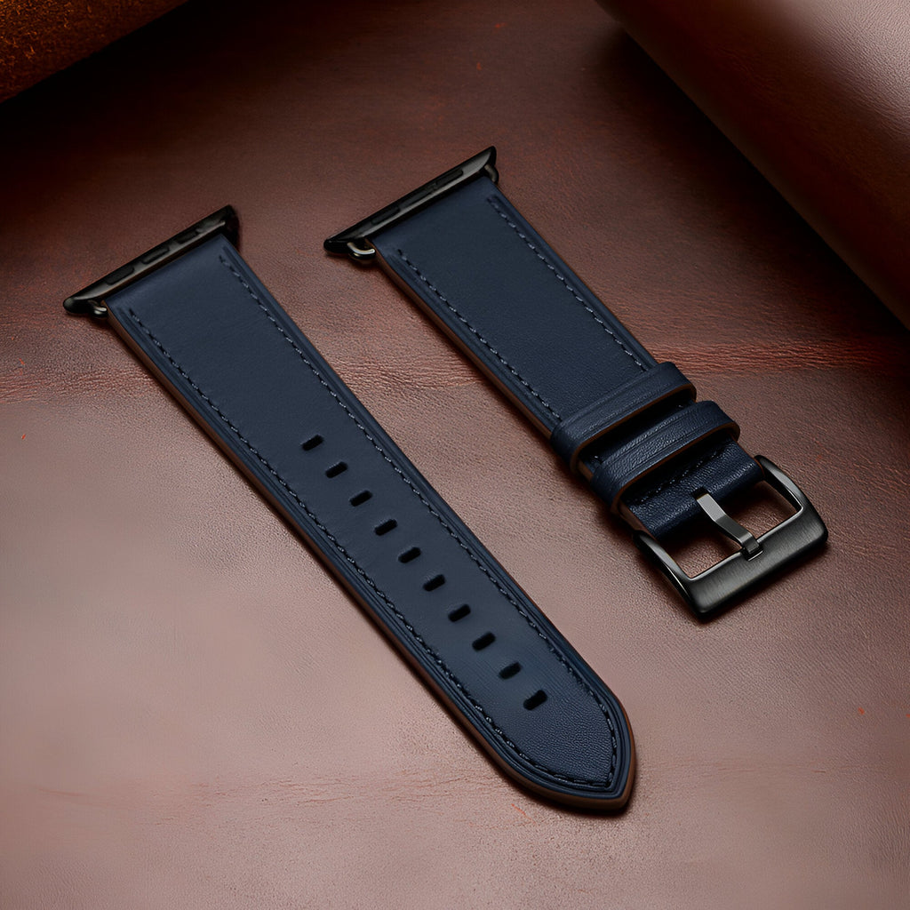 Bracelet Apple Watch en cuir bleu marine, boucle métallique noire, style épuré et élégant.