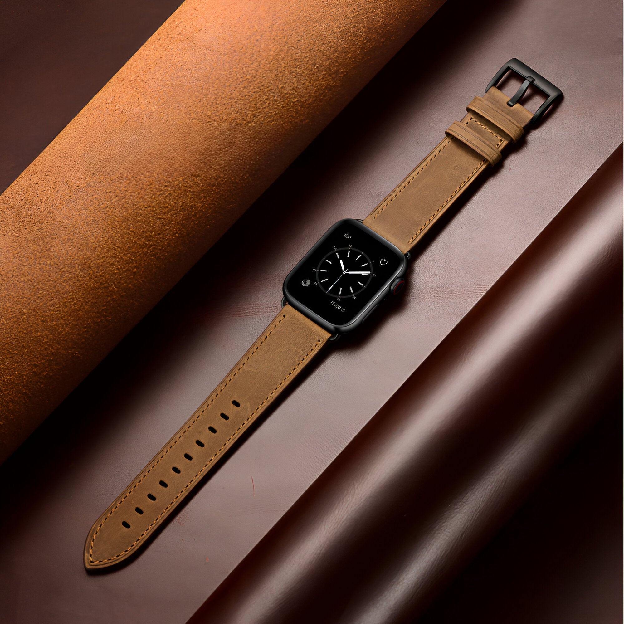 Bracelet Apple Watch cuir cognac avec boucle noire, modèle Jano, finition fine et élégante.