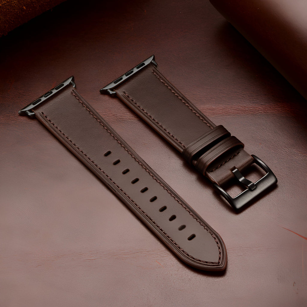 Bracelet Apple Watch en cuir marron foncé avec boucle noire mate, coutures apparentes fines.
