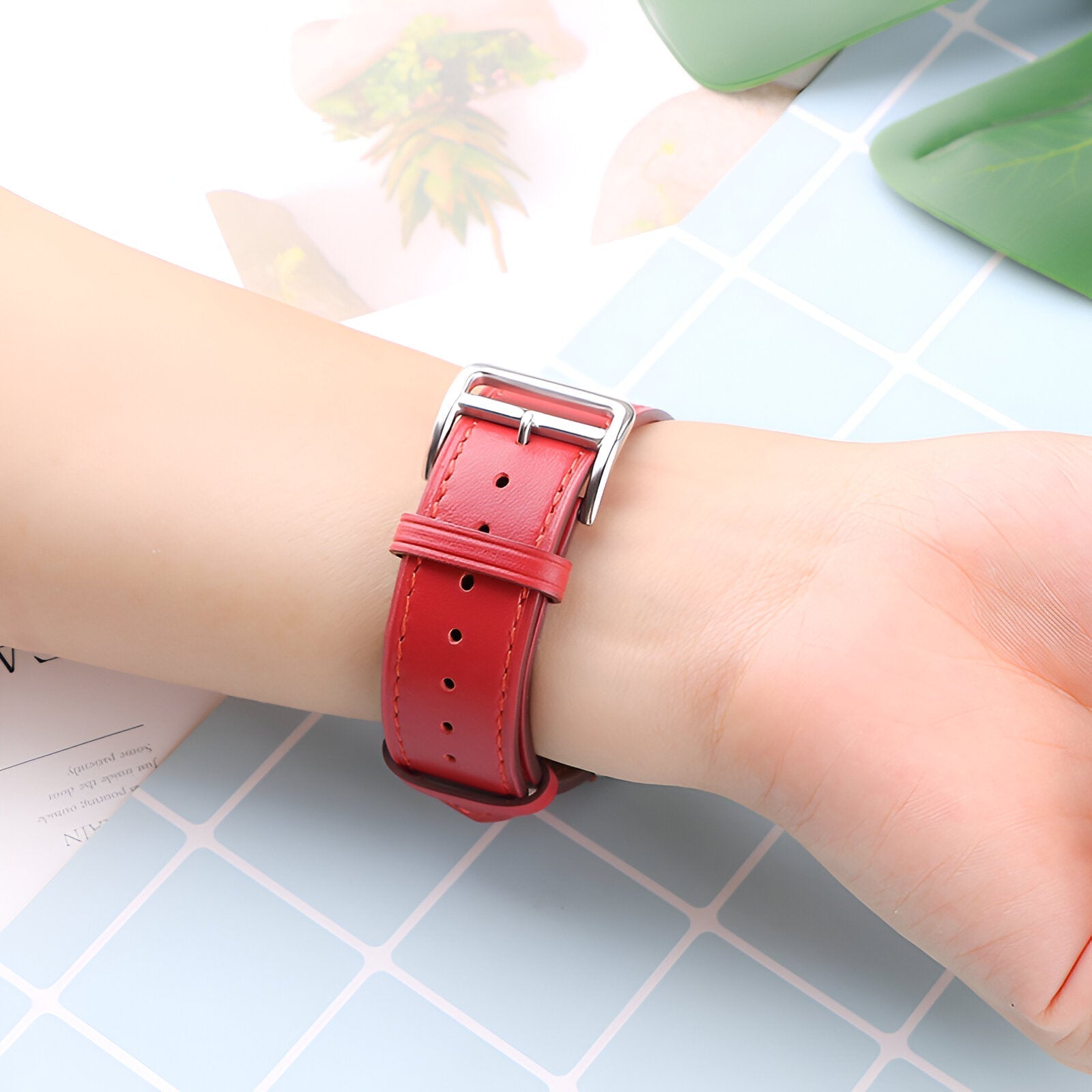 Bracelet Apple Watch en cuir rouge, boucle argentée, ajustable, style mixte.