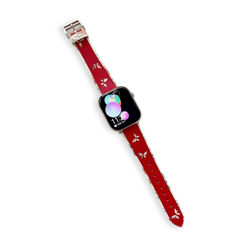 Bracelet Apple Watch en cuir rouge avec motif papillons blancs, boucle métallique argentée.